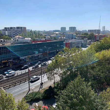 Chic 4 Bedrooms Near Metro, Regie Upb 2 Bathrooms شقة بوخارست