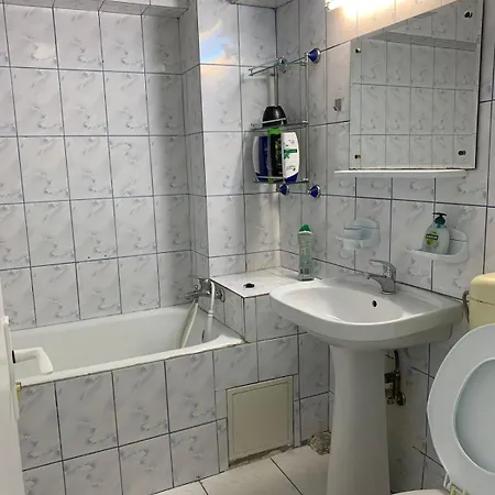 Chic 4 Bedrooms Near Metro, Regie Upb 2 Bathrooms * Bükreş