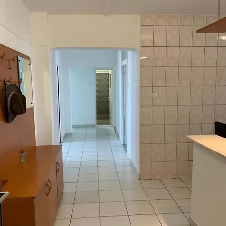 Daire Chic 4 Bedrooms Near Metro, Regie Upb 2 Bathrooms *