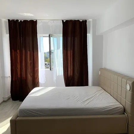 Chic 4 Bedrooms Near Metro, Regie Upb 2 Bathrooms *