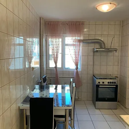 Chic 4 Bedrooms Near Metro, Regie Upb 2 Bathrooms Daire