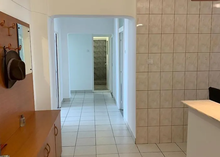 Апартаменти Chic 4 Bedrooms Near Metro, Regie Upb 2 Bathrooms *