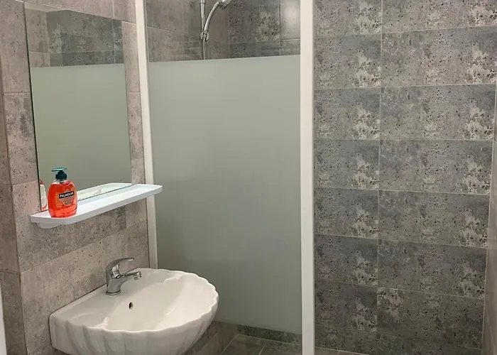 Chic 4 Bedrooms Near Metro, Regie Upb 2 Bathrooms Appartement