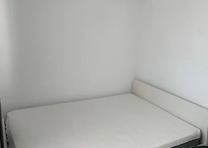 Апартаменти Chic 4 Bedrooms Near Metro, Regie Upb 2 Bathrooms Бухарест