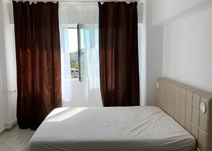 Chic 4 Bedrooms Near Metro, Regie Upb 2 Bathrooms *