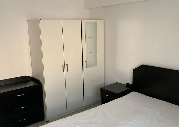 Chic 4 Bedrooms Near Metro, Regie Upb 2 Bathrooms 公寓 *
