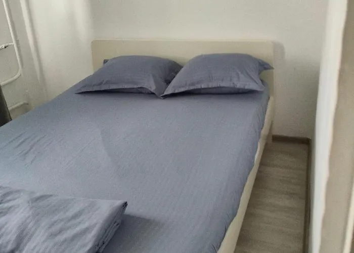 Chic 4 Bedrooms Near Metro, Regie Upb 2 Bathrooms Apartment Bucharest