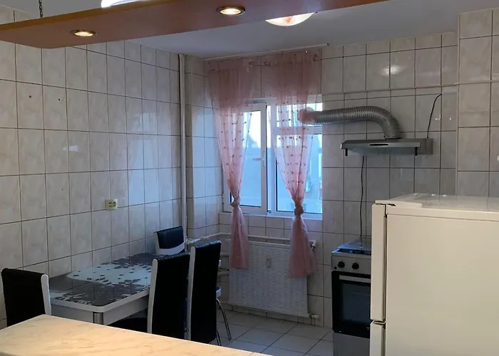 Chic 4 Bedrooms Near Metro, Regie Upb 2 Bathrooms Διαμέρισμα