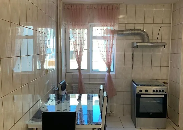Chic 4 Bedrooms Near Metro, Regie Upb 2 Bathrooms Διαμέρισμα