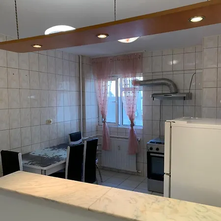 Chic 4 Bedrooms Near Metro, Regie Upb 2 Bathrooms דירה