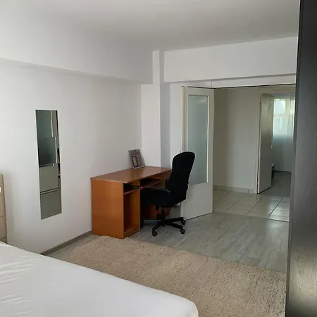 Chic 4 Bedrooms Near Metro, Regie Upb 2 Bathrooms דירה בוקרשט