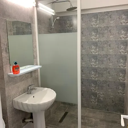 Chic 4 Bedrooms Near Metro, Regie Upb 2 Bathrooms דירה