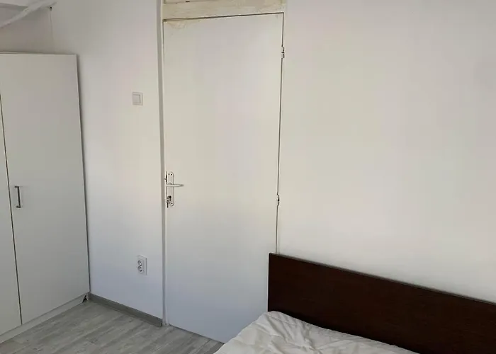 Chic 4 Bedrooms Near Metro, Regie Upb 2 Bathrooms דירה *