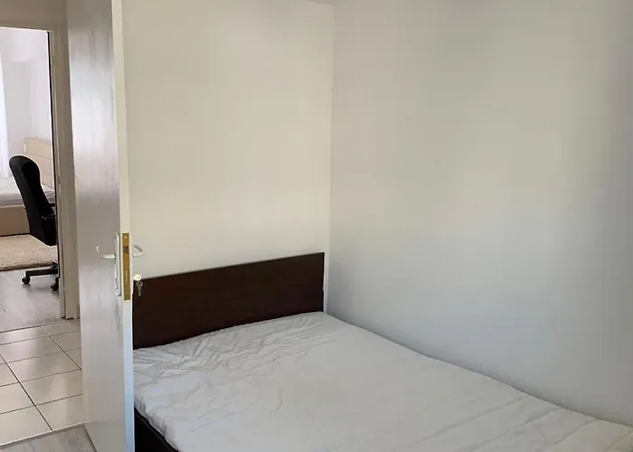 Chic 4 Bedrooms Near Metro, Regie Upb 2 Bathrooms דירה בוקרשט